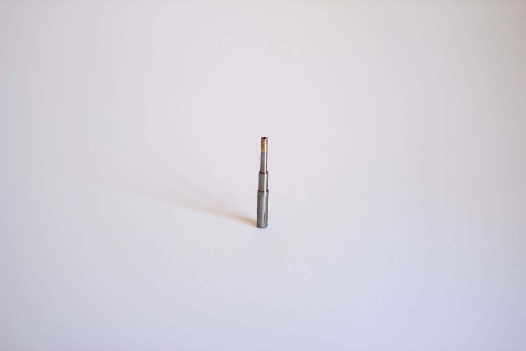 Utilizada por profissionais de diversas áreas, com os modelos de rosca certo para cada material a ser perfurado. Para maior durabilidade exige cuidados com lubrificação.