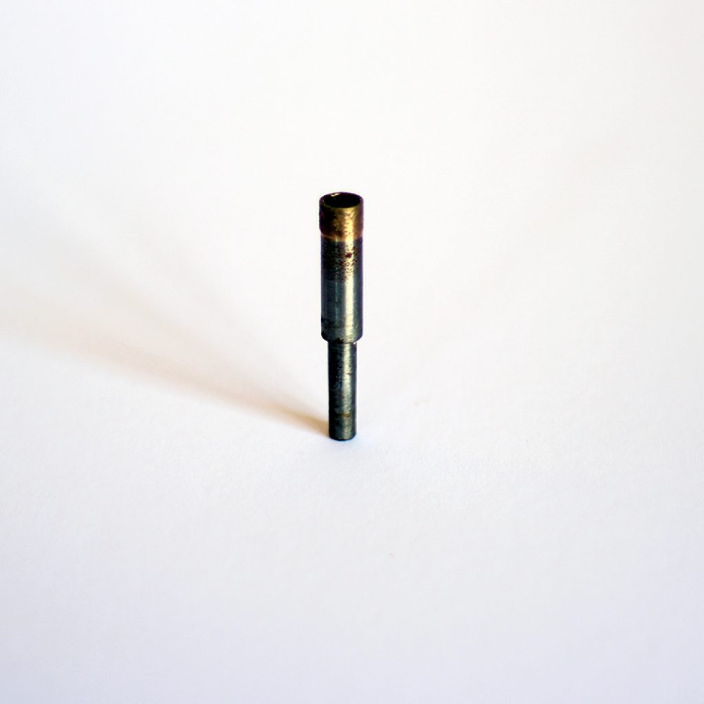 Utilizada por profissionais de diversas áreas, com os modelos de rosca certo para cada material a ser perfurado. Para maior durabilidade exige cuidados com lubrificação.

Peso: 10 g