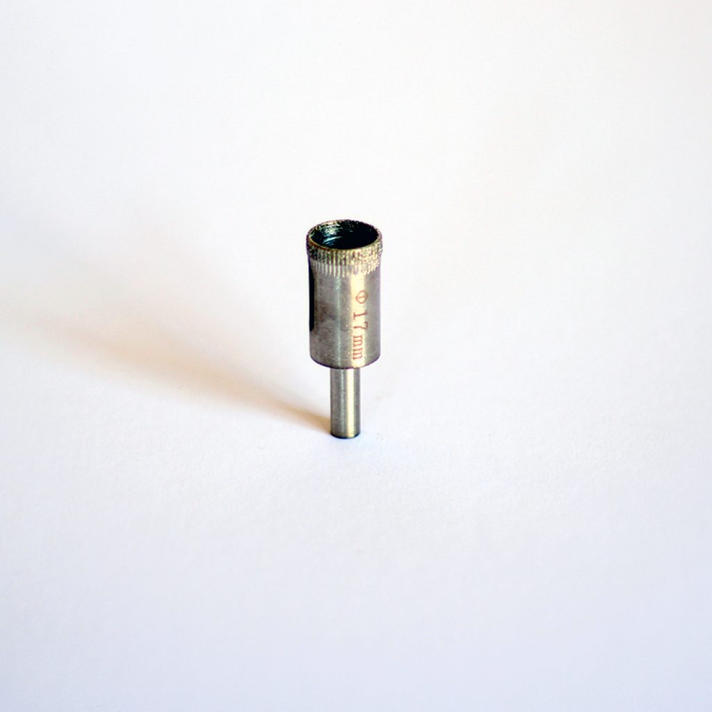 Broca de 17mm. Recomendada para furar vidros.