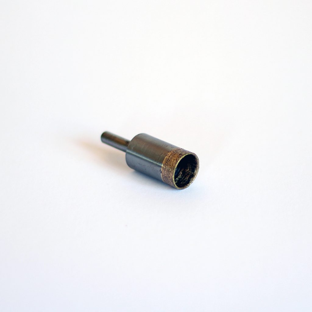 Utilizada por profissionais de diversas áreas, com os modelos de rosca certo para cada material a ser perfurado. Para maior durabilidade exige cuidados com lubrificação.

Peso: 35 g