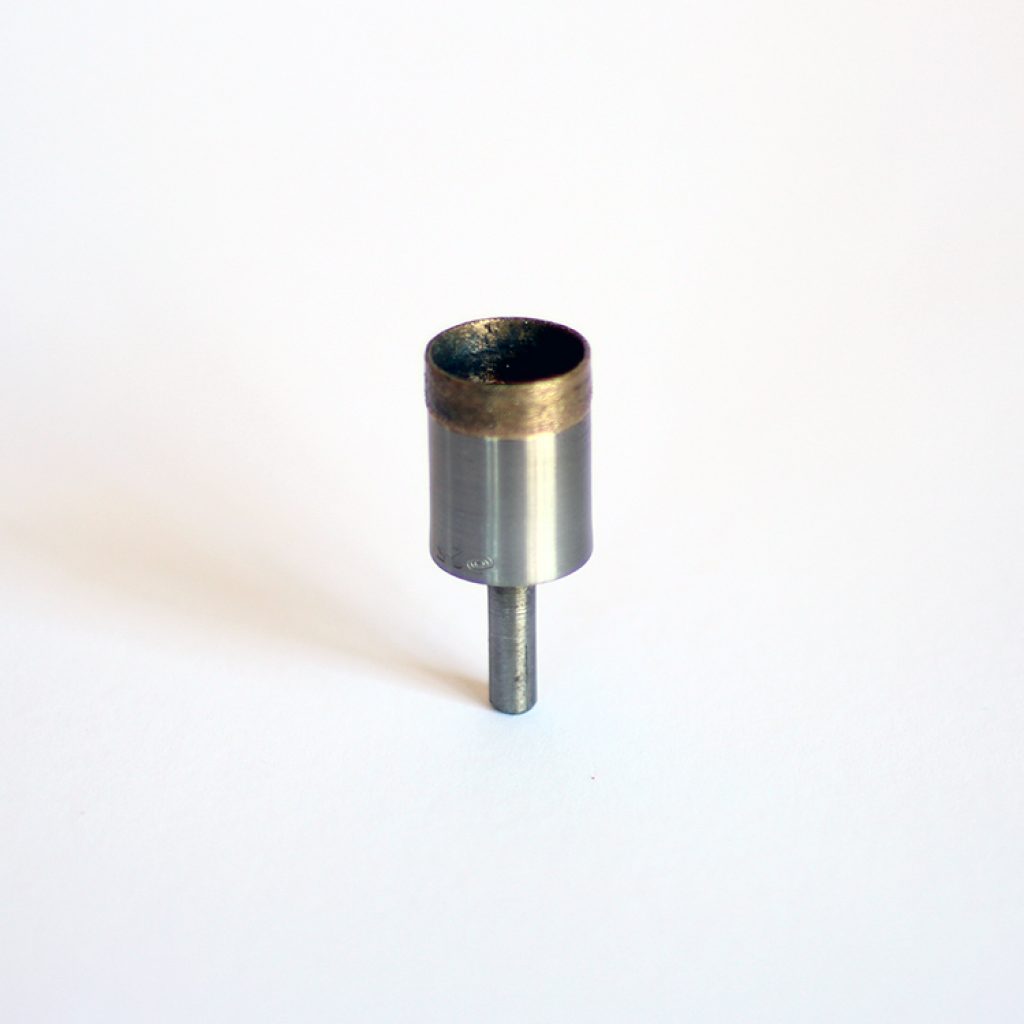 Utilizada por profissionais de diversas áreas, com os modelos de rosca certo para cada material a ser perfurado. Para maior durabilidade exige cuidados com lubrificação.

Peso: 41 g