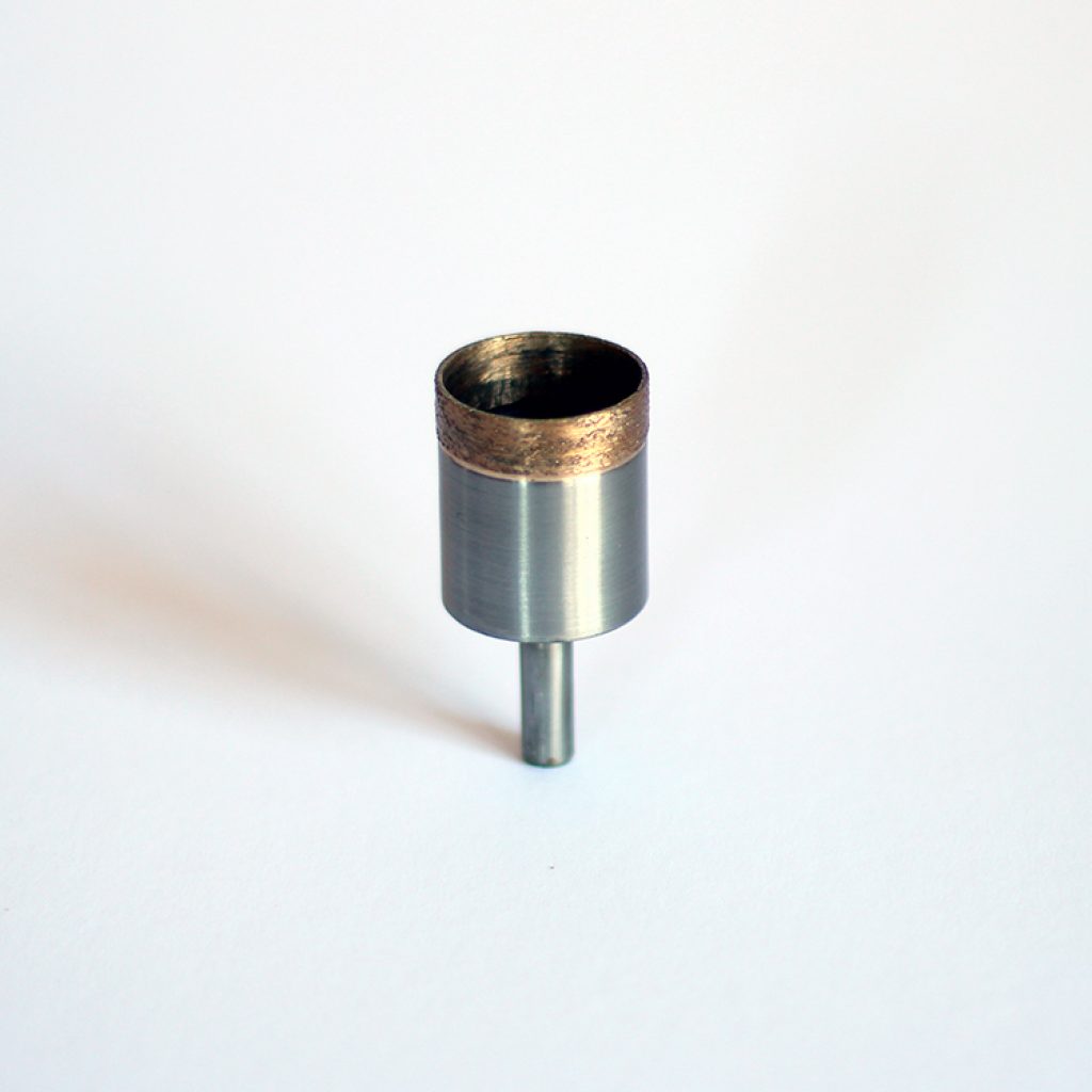 Utilizada por profissionais de diversas áreas, com os modelos de rosca certo para cada material a ser perfurado. Para maior durabilidade exige cuidados com lubrificação.

Peso: 57 g