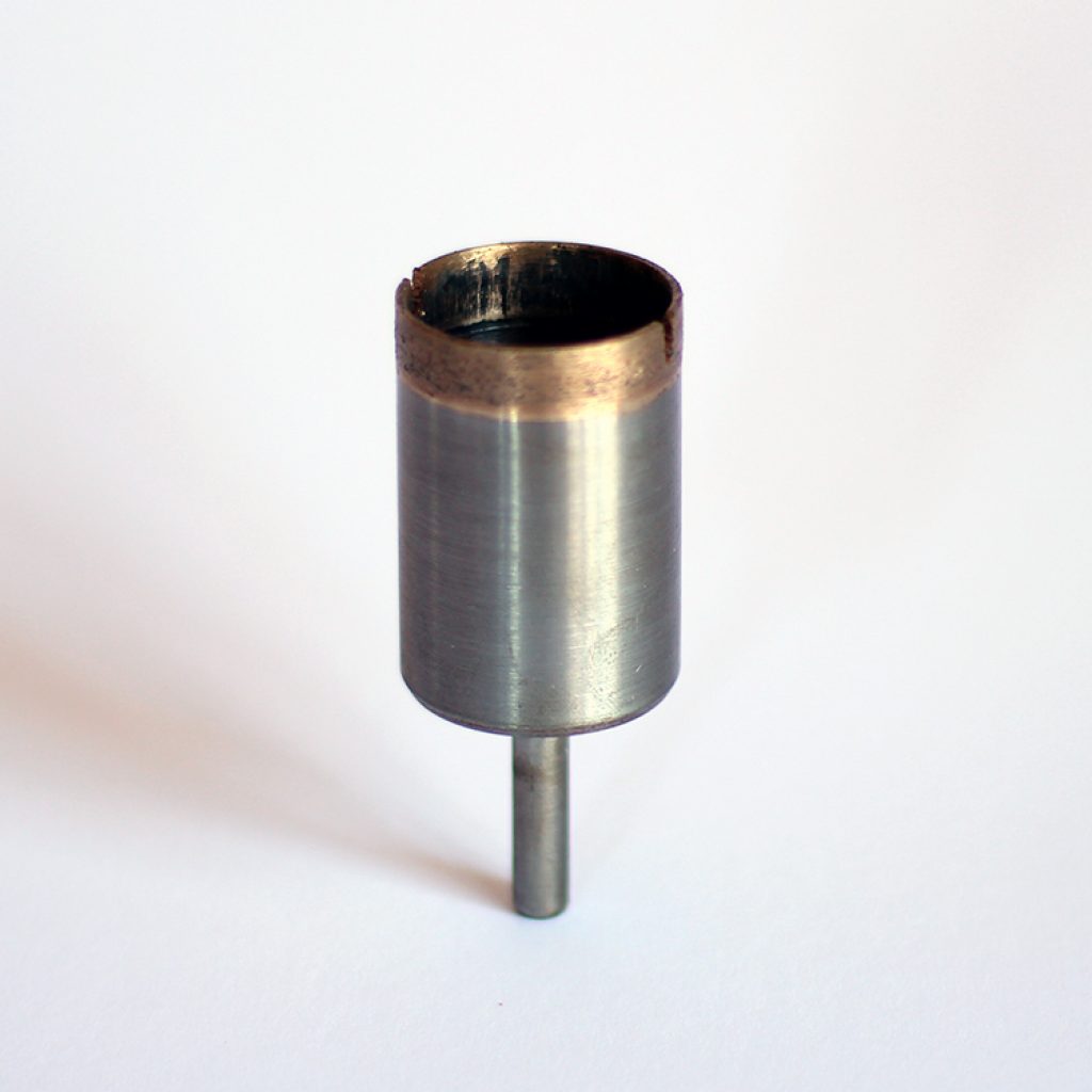 Utilizada por profissionais de diversas áreas, com os modelos de rosca certo para cada material a ser perfurado. Para maior durabilidade exige cuidados com lubrificação.

Peso: 109 g