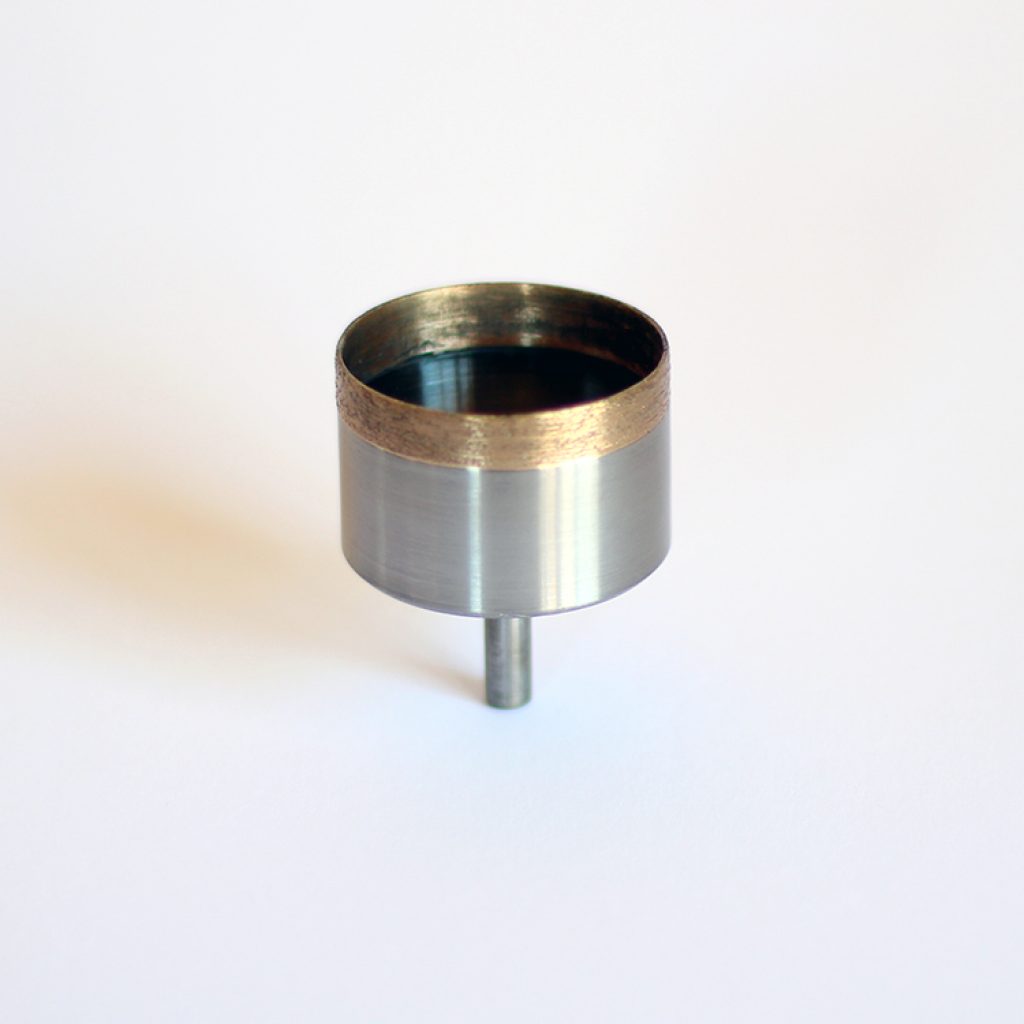 Utilizada por profissionais de diversas áreas, com os modelos de rosca certo para cada material a ser perfurado. Para maior durabilidade exige cuidados com lubrificação.

Peso: 160 g