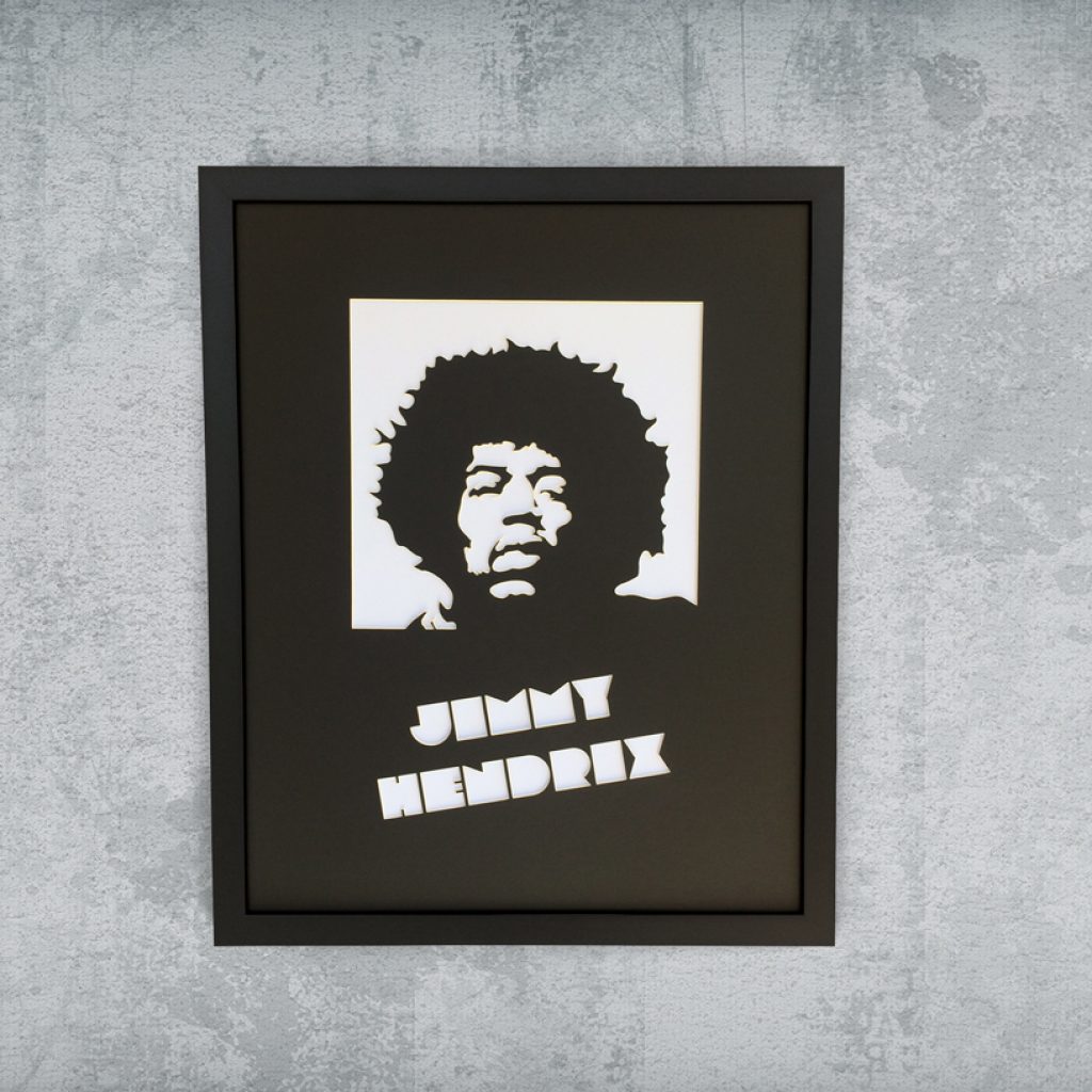 Quadro em moldura tipo caixa com vidro e duplo passe partout - preto superior e branco inferior -  com corte especial e fundo em duratex ou madefibra. Detalhes das laterais internas de revestimento em foam preto. É a peça rock n' roll que faltava para sua casa ficar show!

O nosso passe partout com corte especial é feito à máquina computadorizada de alta performance, o que confere profundidade e perspectiva para a arte. Assim, seu resultado único, supercool e exclusivo é diferente de reproduções planas como pôsteres, impressões, gravuras e desenhos.

Escolha a cor da sua moldura e seja o primeiro de seus amigos a adquirir este produto: