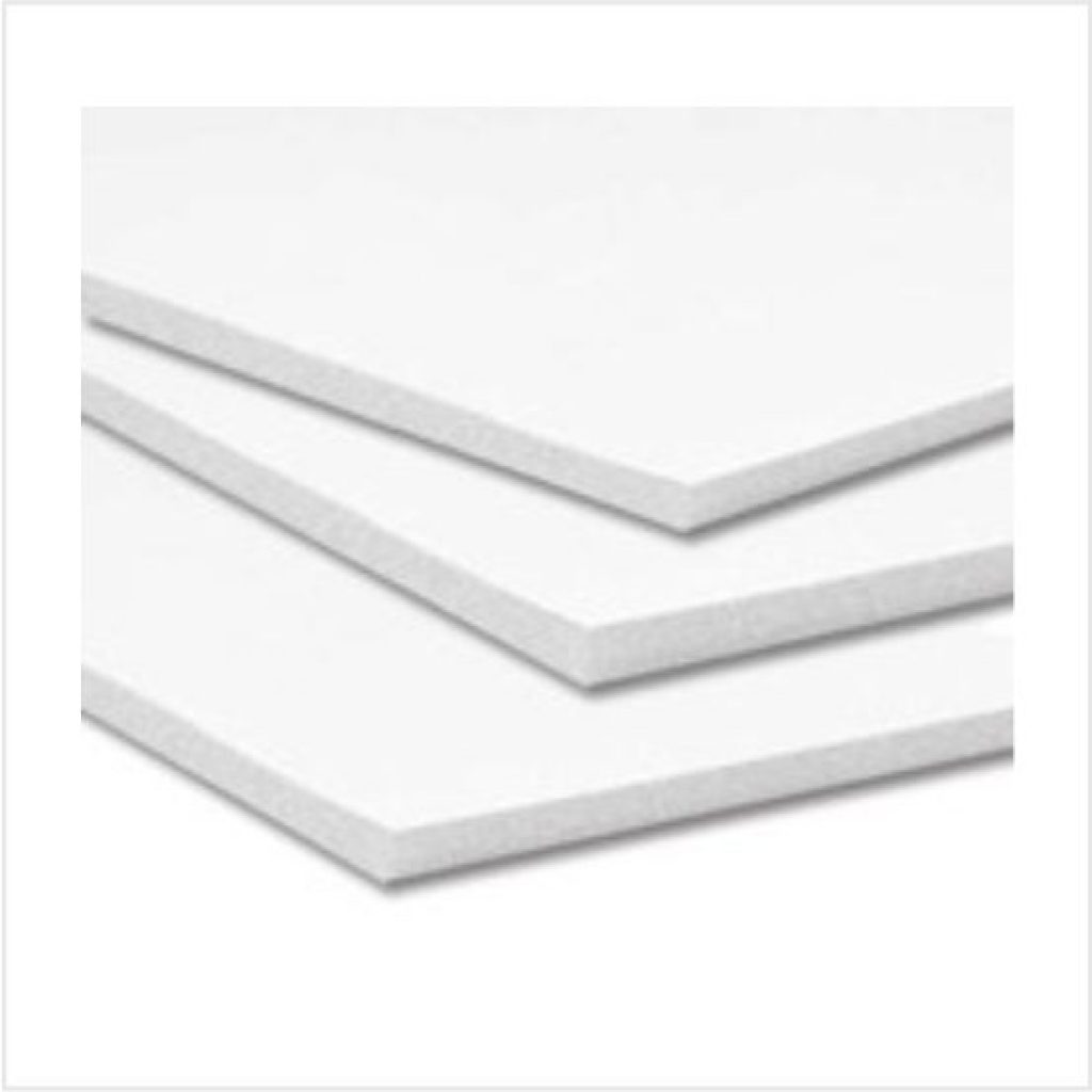 O Foam Board é uma placa de espuma sintética laminada com papel nos dois lados. O miolo da placa, que pode ser na cor do papel (preto ou branco), tem uma propriedade de “memória” que possibilita manter sua forma original e uniforme mesmo após o corte nas suas extremidades e dobras.

De alta rigidez e leveza, as placas de Foam Board são fáceis de cortar e têm a superfície extremamente lisa e livre de contaminação,
preservando desta forma o trabalho e possibiltando a colagem perfeita de obras de arte, gravuras, fotografias, impressões digitais e muito mais.

Exemplos de Aplicações:
• Fundo de quadros
• Painel para comunicação visual
• Maquetes
• ‘Passe-partout’
• Separador ou espaçador
• Montagem de caixas
• Material de PDV
• Apresentação de layout
• Exposições de arte
Cortamos na medida desejada
