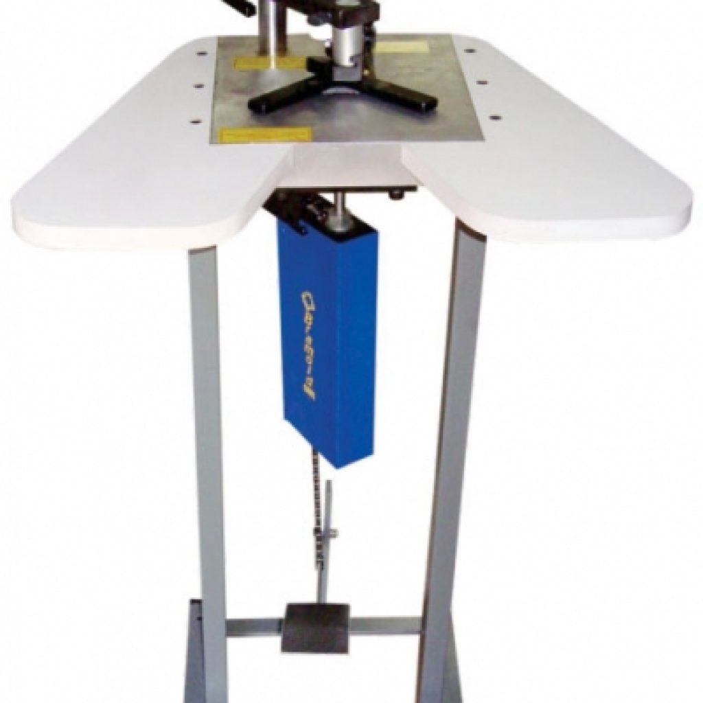 Pressionador com fácil regulagem;

Ideal para a produção em média escala;

Fácil acionamento com pedal mecânico com regulador de altura, sem a necessidade de compressorde ar ou energia elétrica;

Acompanha mesas laterais, chaves e magazines: 5mm, 7mm, 10mm, 12mm e 15mm;

Acompanha três pressionadores de borracha, facilitando o grampeamento conforme o modelo, perfilde madeira ou plástico;

Cabeçote com material de alta qualidade com tratamento térmico;

Estrutura em aço pintado com tinta epóxi, proporciona melhor acabamentoao equipamento e maior vida útil.