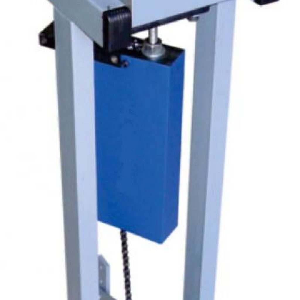 Máquina de fácil manuseio, ideal para a produção em baixa escala;

Fácil acionamento com pedal mecânico com regulador de altura, sem a necessidade de compressor de ar ou energia elétrica;

Acompanha magazines: 5mm, 7mm, 10mm e 15mm;

Cabeçote com material de alta qualidade com tratamento térmico;

Estrutura em aço pintado com tinta epóxi, proporciona melhor acabamento ao equipamento e maior vida útil.