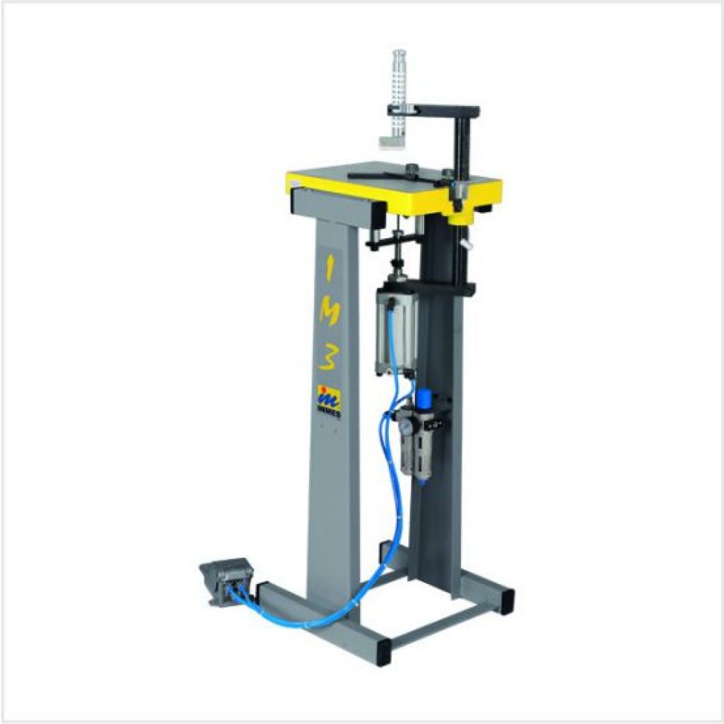 Utilizada para o grampeamento de perfis de madeira ou plástico, quando da produção de quadros e porta retratos em média escala. Indicada para Moldurarias de médio porte.
* Possibilita a instalação de vários acessórios;
* Produção de 1000 a 1500 quadros por turno de 8 horas;
* Fácil utilização, com acionamento pneumático. Permite grampeamento preciso, com alta produtividade;
* Por ser de acionamento pneumático, dispensa a regulagem de altura do pressionador da moldura;
* Permite a utilização de grampos INMES “SW” para madeira macia e “HW” para madeira média dureza;
* Sistema de aplicação de grampos através de martelete;
* Acompanha 4 magazines para os grampos de 5/7, 10, 12 e 15 mm;
* Acompanha 3 pressionadores de troca rápida, modelos D25, V1, V2;
* Pintura epóxi, proporciona melhor acabamento ao equipamento e maior vida útil.
* Pode grampear em várias posições da moldura e ainda sobrepor os grampos em caso de moldura alta.