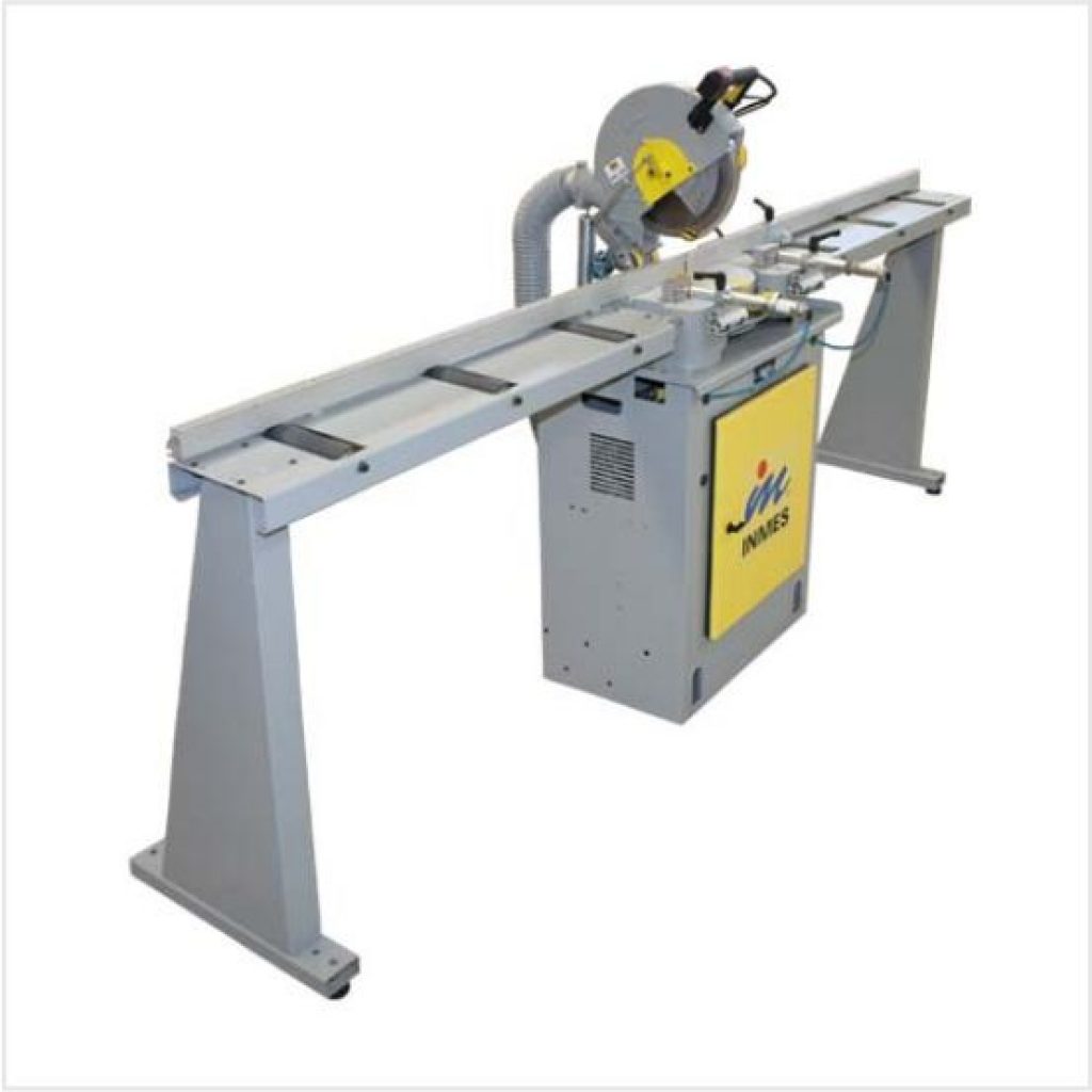 Aplicação
Este equipamento vem montado de fábrica e é utilizado para cortes precisos de perfis de alumínio, (conforme lâmina de serra) que não exceda 3 mm de espessura de parede. Permite o corte horizontal entre os ângulos de 0° a 45°, para esquerda ou direita.
Características


 	Equipamento composto por Serra ½ Esquadria IM-30, Morsa Pneumática, Base sem Exaustor, Aspersor Pneumático, Prolongadores de Rolete Direito e Esquerdo com batente e Lâmina de serra para corte de Alumínio;
 	A Morsa Pneumática aumenta a segurança e garante a perfeita fixação do perfil no momento do corte, sendo esta, acionada através de um sistema automático;
 	O Aspersor Pneumático proporciona, no momento do corte, uma lubrificação eficiente da lâmina de serra, melhorando o acabamento e aumentando a vida útil desta, sendo acionado através de um sistema automático;
 	Possibilita a instalação de vários acessórios;
 	A lâmina de serra é instalada diretamente sobre o eixo do motor, melhorando a rigidez do conjunto;
 	Possui motor de indução (monofásico ou trifásico) de alta resistência, baixa manutenção e baixo ruído;
 	Travamento horizontal, preciso nos principais ângulos: 0° - 10° - 15° - 22,5° - 30° - 45°, com sistema de pino cônico (maior vida útil) e travamento manual nos demais ângulos;
 	Sistema de giro rápido, que facilita a escolha dos ângulos;
 	Escala diagramada, que permite medir os perfis sem auxílio de metro ou trena;
 	Estrutura em alumínio fundido, de alta resistência (Serra IM-30);
 	Pintura epóxi, proporciona melhor acabamento e maior vida útil ao equipamento.


Obs.:Obs.:Para cada tipo de material deve-se utilizar lâmina apropriada; Capacidade de corte ver modelo Serra ½ esquadria IM-30; Não possui exaustor.