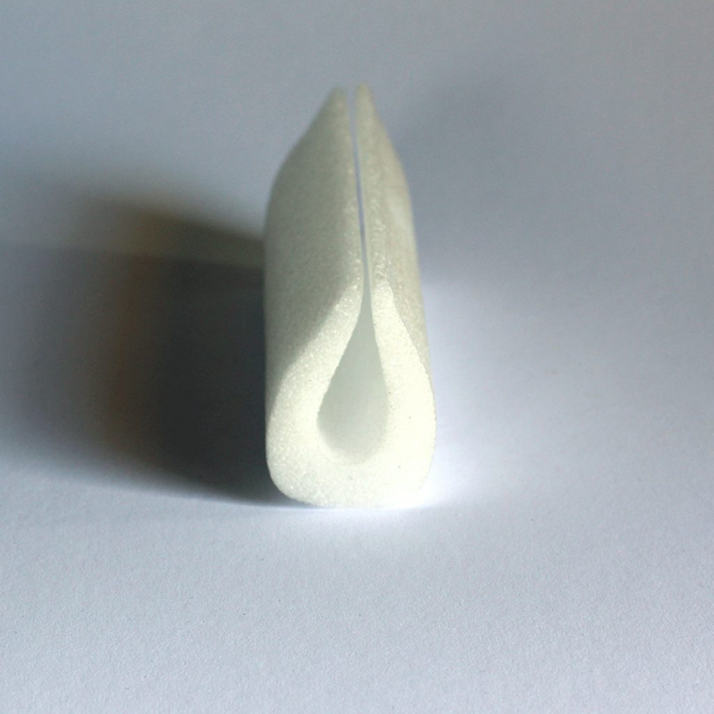 Cantoneira pequena em espuma com formato de gota para proteção, armazenamento e locomoção de quadros, chapas em materiais diversos, vidros, pôsteres e etc.