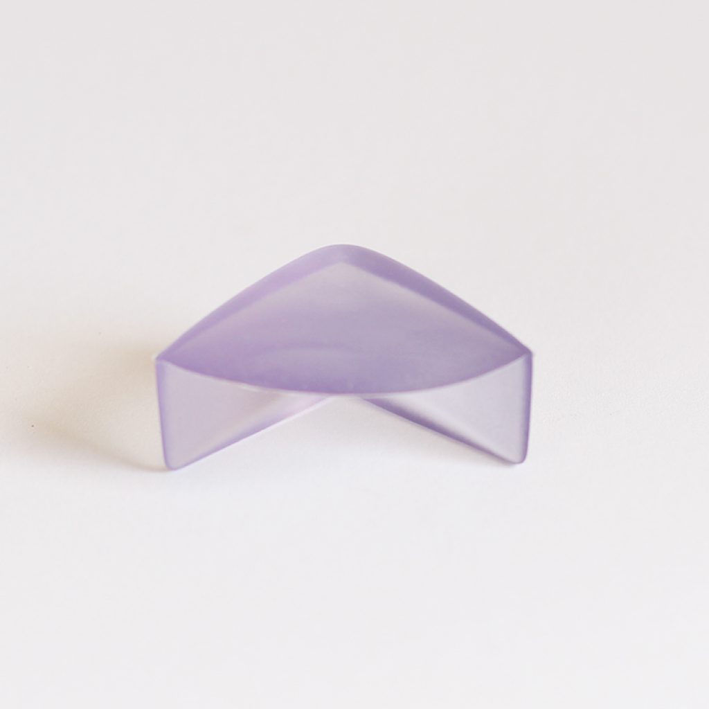 Cantoneira em silicone com 15 mm de profundidade, para proteção, armazenamento e locomoção de peças com cantos delicados como tampos, quadros, vidros e painéis.

Muito utilizado também por quem tem crianças.