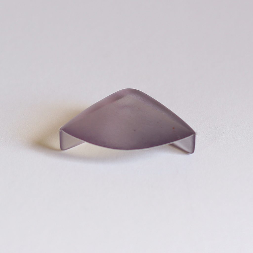 Cantoneira em silicone com 10 mm de profundidade, para proteção, armazenamento e locomoção de peças com cantos delicados como tampos, quadros, vidros e painéis.

Muito utilizado também por quem tem crianças.