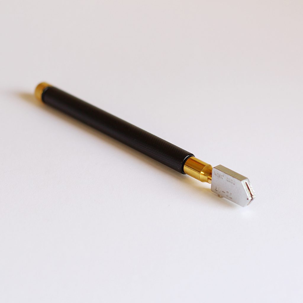 Cortador de vidro com cabo texturizado para maior firmeza e precisão, em metal.

Para cortes de vidros em geral. Uso em vidros de 2 a 10 mm, utiliza óleo de máquina de costura ,vaselina liquida ou querosene.

Tamanho: 17 cm

Peso: 94 g

OBSERVAÇÃO: Não corta vidro temperado ou cozido