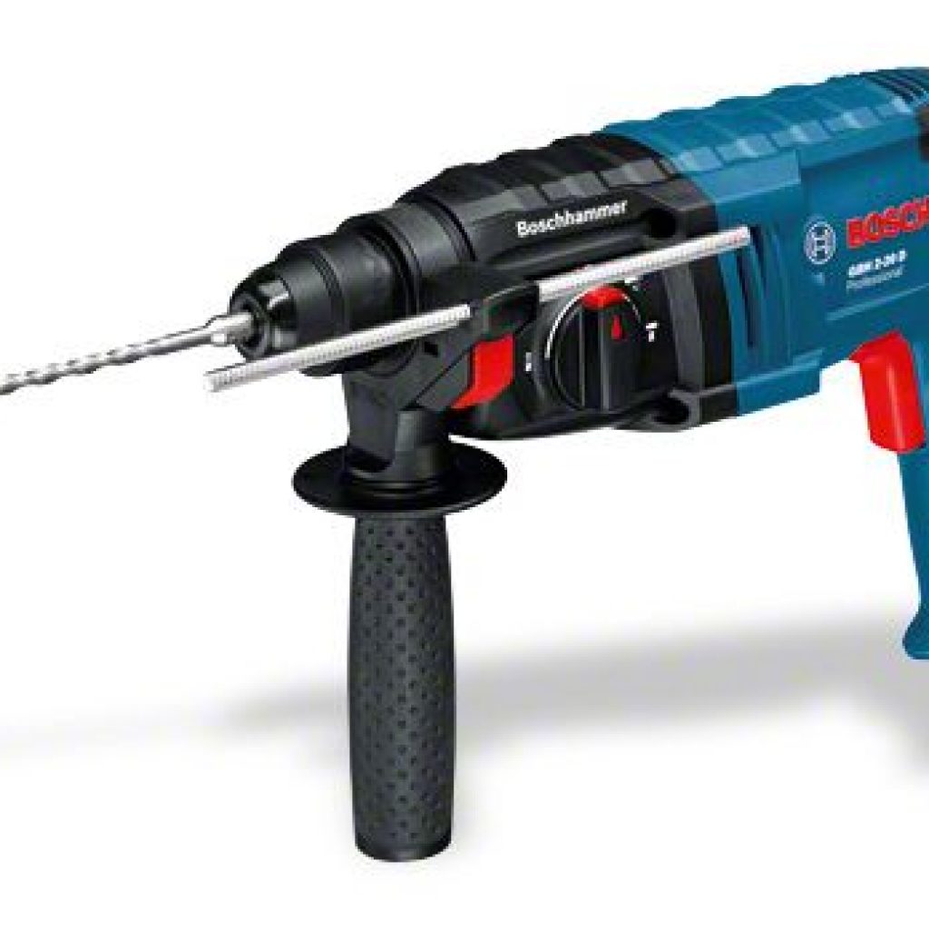 Benefícios: GBH 2-20 D Professional

Avanço rápido e 30% a mais de potência na função martelete do que os concorrentes.

Leve e compacto: ideal para uso entre tubulações.

Durável: carcaça robusta com encaixes perfeitos.

Potência: 650 W

Força de impacto: 1,7 J

Impacto por minuto: 0 – 6.150 r.p.m.

N° de rotações (sem carga): 0 – 2030 r.p.m.

Peso: 2,3 kg

Encaixe para o acessório: SDS-plus

Máx. Ø de perfuração em concreto: 4 – 20 mm

Máx. Ø de perfuração em metal: 1,5 – 13 mm

Máx. Ø de perfuração em madeira: 3 – 30 mm

Peso sem cabo: 2,3 kg

Função perfuração: Com e sem impacto

Ø de furo em betão com brocas para martelo: 4 – 20 mm

Ø máx. de furo, aço: 13 mm

Ø máx. de furo, madeira: 30 mm