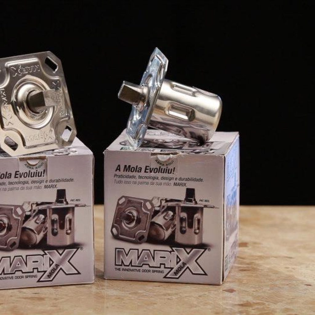A Mola Marix é o que há de mais moderno no segmento de molas para portas de vidro, madeira e alumínio, além de todas as grandes vantagens em inovação, tecnologia e preço.

CARACTERÍSTICAS TÉCNICAS DA MOLA MARIX

CORPO EXTERNO DA MOLA – Aço Inox;

MECANISMO INTERNO DE FECHAMENTO – Aço Endurecido;

ACIONADO POR MOLA PNEUMÁTICA;

TECNOLOGIA AUTOMOBILÍSTICA;

PESO 285 gr;

SUPORTA PORTAS DE ATÉ 120 Kg;

LARGURA DE PORTA DE ATÉ 120m;

TOTALMENTE BLINDADA;