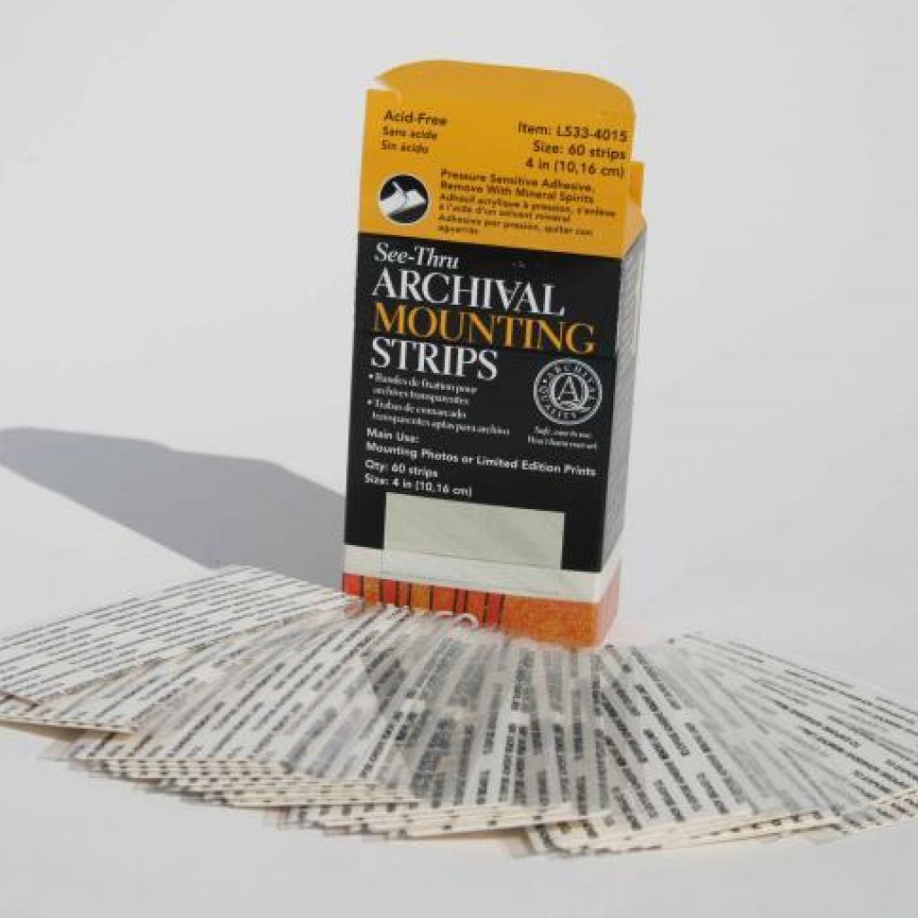 Tiras de polipropileno com cartão auto-adesivo para suporte de fotos em passepartout, foam-board e outros materiais.

Forma uma canaleta que segura a obra onde não há contato com cola.

Tiras de 10,1cm de comprimento

Caixa com 60 unidades